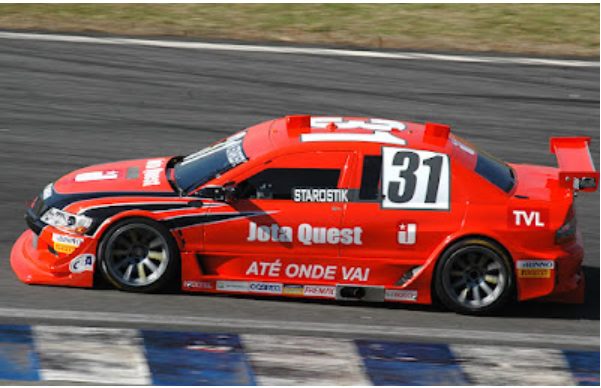 Stock Car #31 de Billy Starostik em alta velocidade na pista
